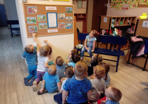 Dzieci wskazują na tablicy ilustracje przedstawiające praca dziecka